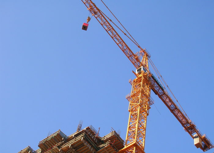 The_tower_crane_for_the_Infinity_300_Spear_Street_tower_II_undergoing_a_crane_jump_SF